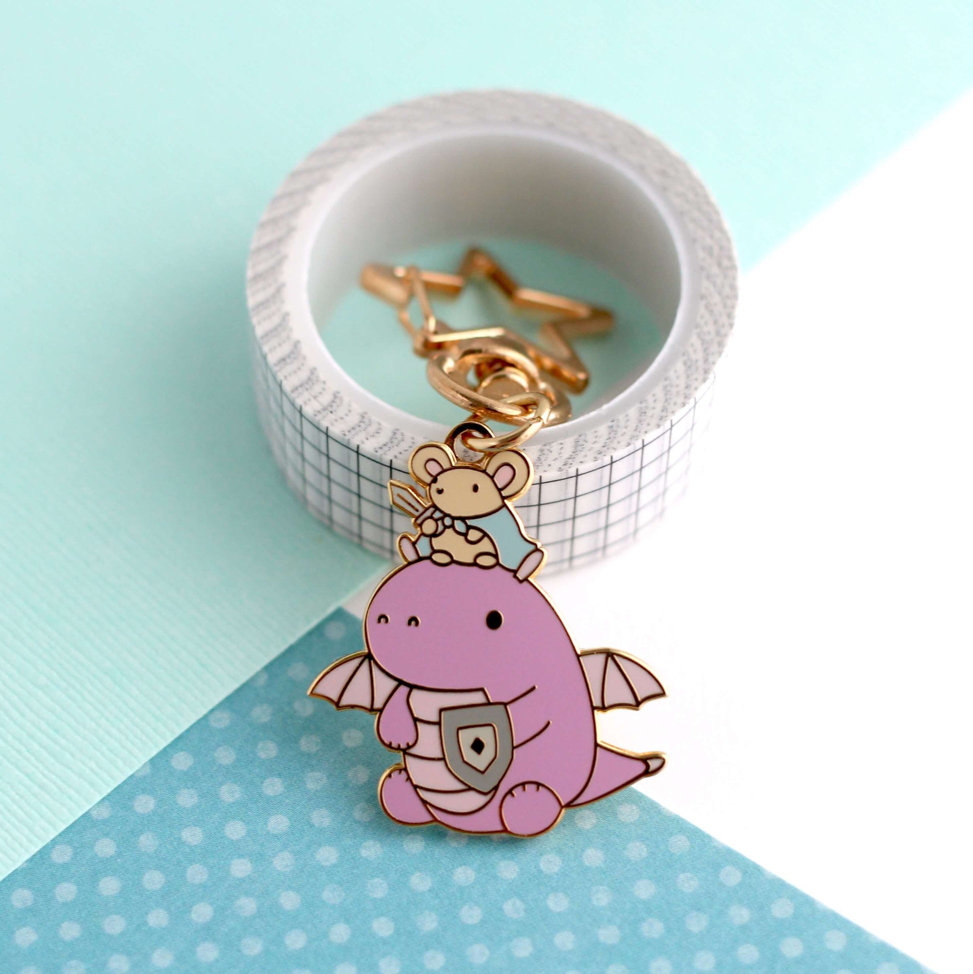 Porte-clés en émail Souris et Chevalier Dragon (Violet clair)
