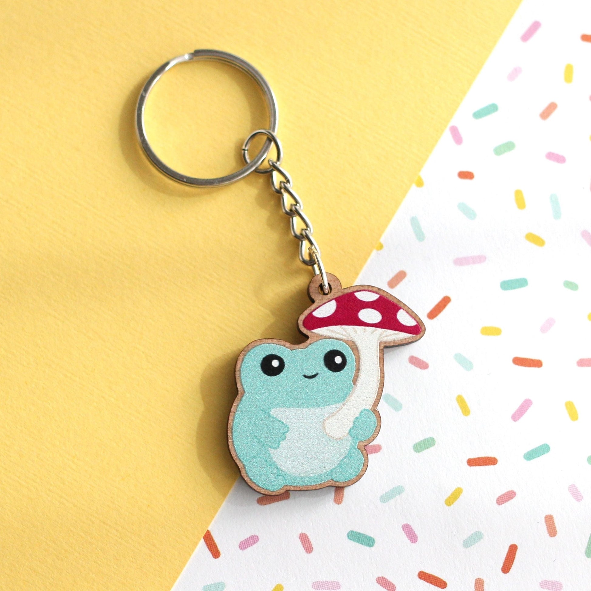 Porte-clés en bois grenouille champignon – Charm en bois mignon – Accessoires grenouille – Cottagecore