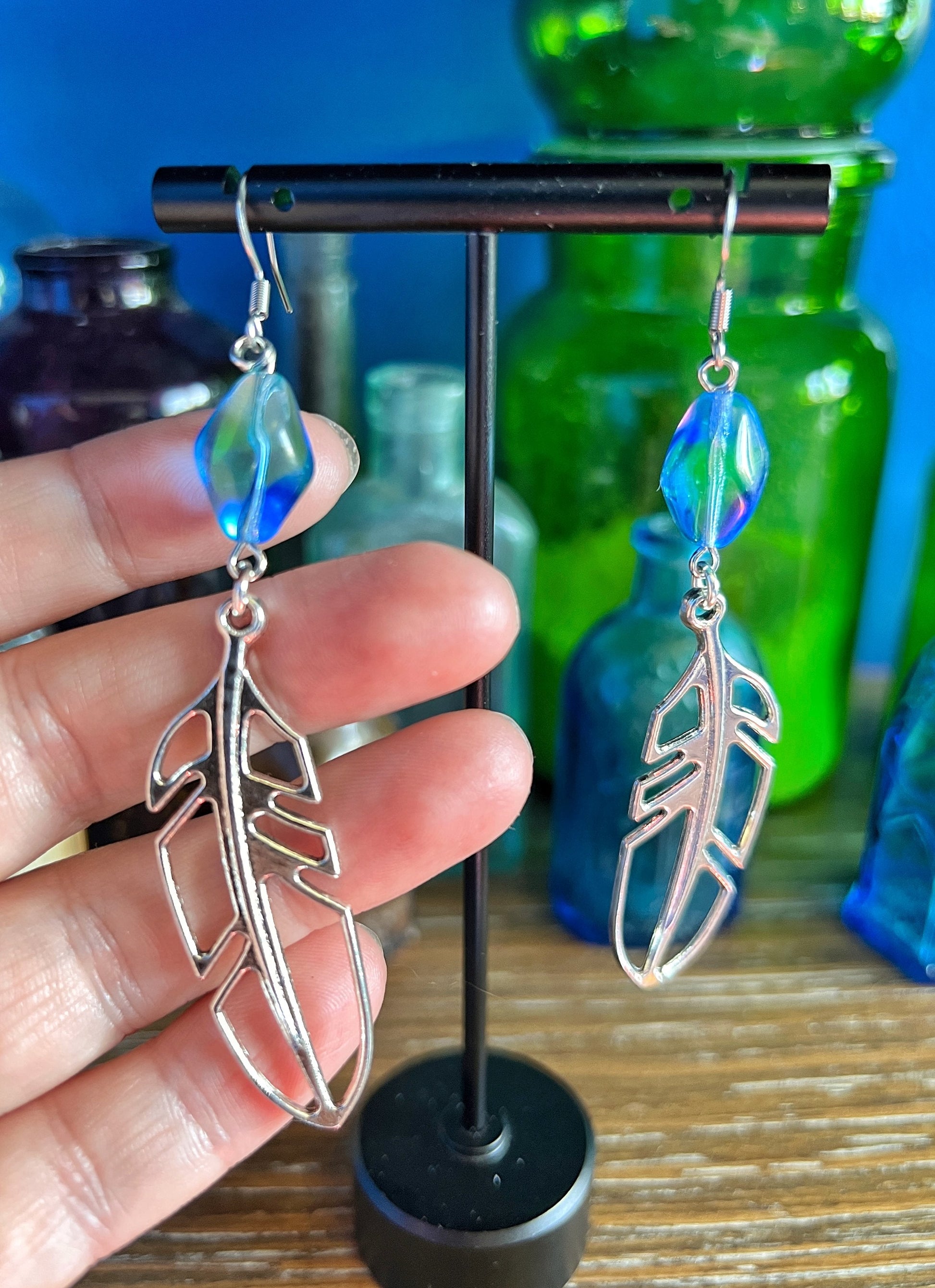 Boucles d'oreilles en perles de verre d'uranium bleu-vert et plumes – Nature-Inspired Glow 