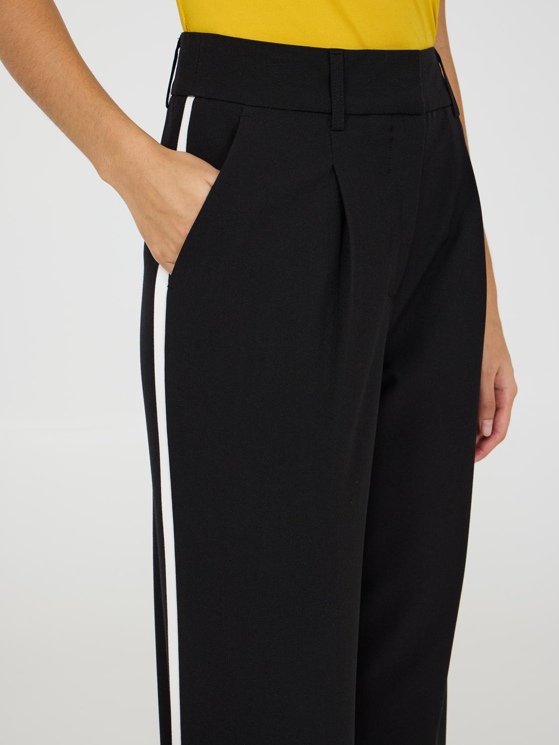 Pantalon large à passepoils contrastés