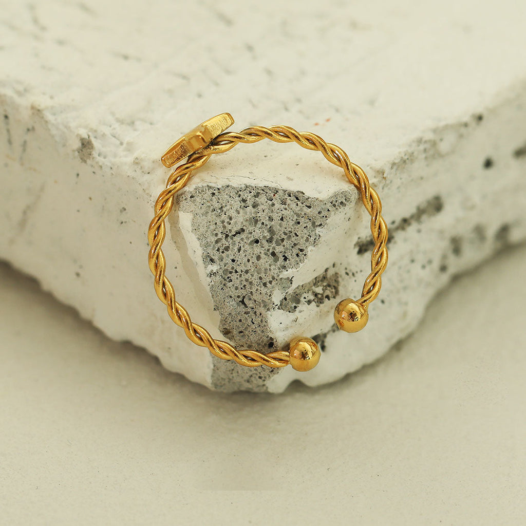 NICOLE Gold: Textured Ring with a Four Point Star Centre Piece