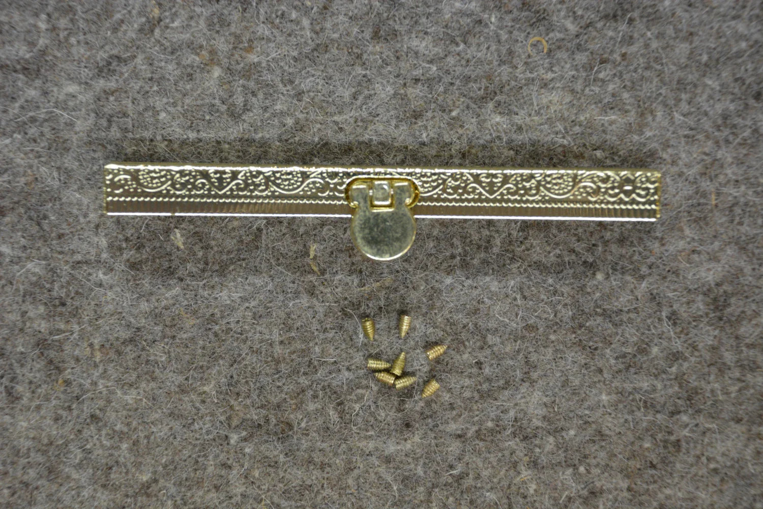 Petit fermoir de portefeuille en relief de 4 1/2 po de large en or