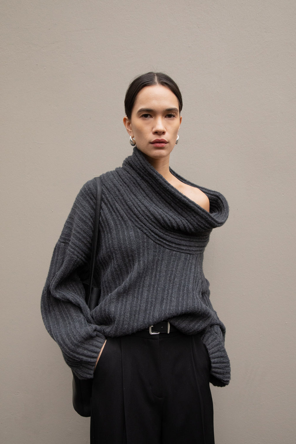 PULL OVERSIZE À ÉPAULES DÉNUDÉES