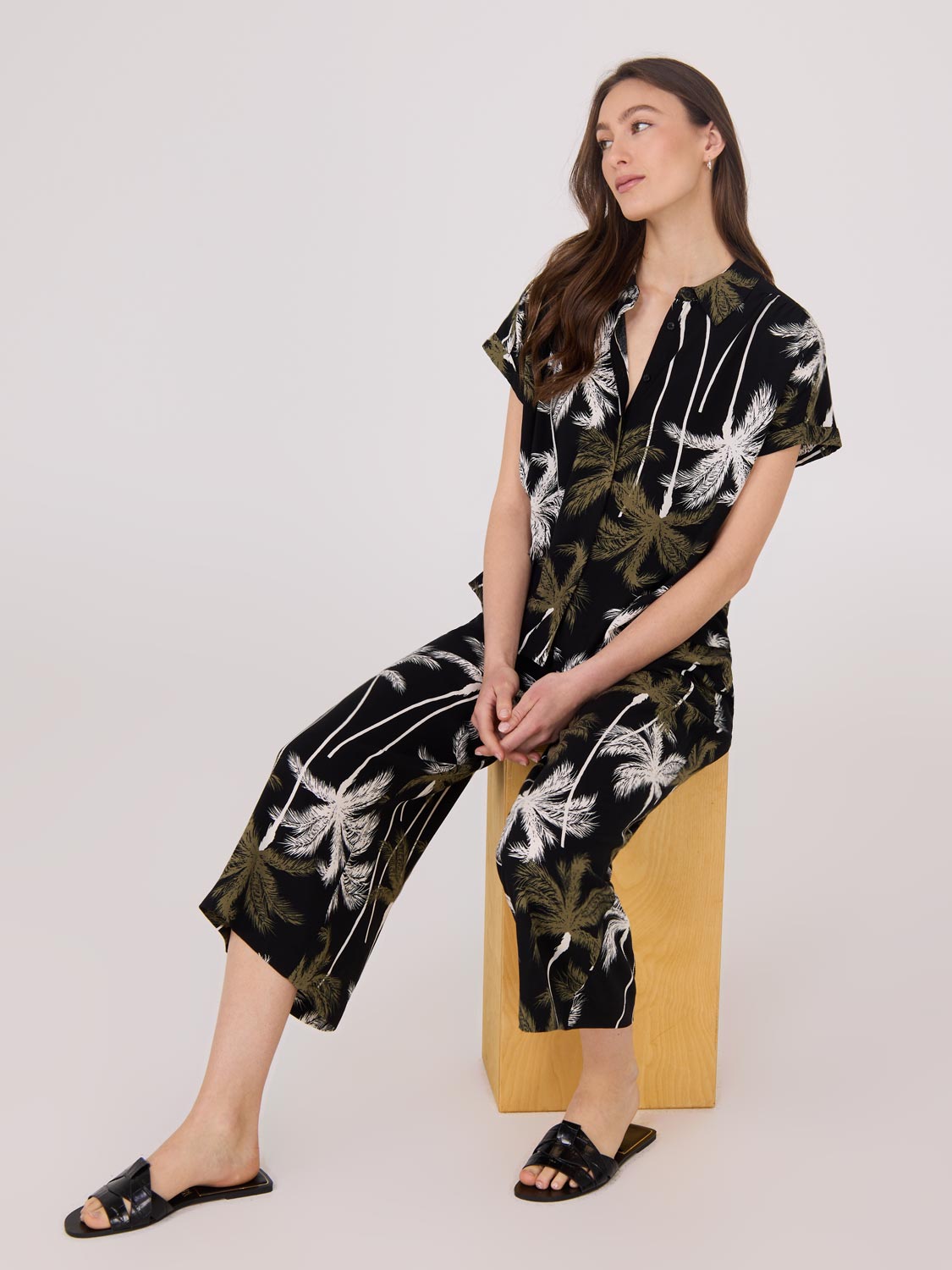 Pantalon gaucho à jambes larges et imprimé tropical