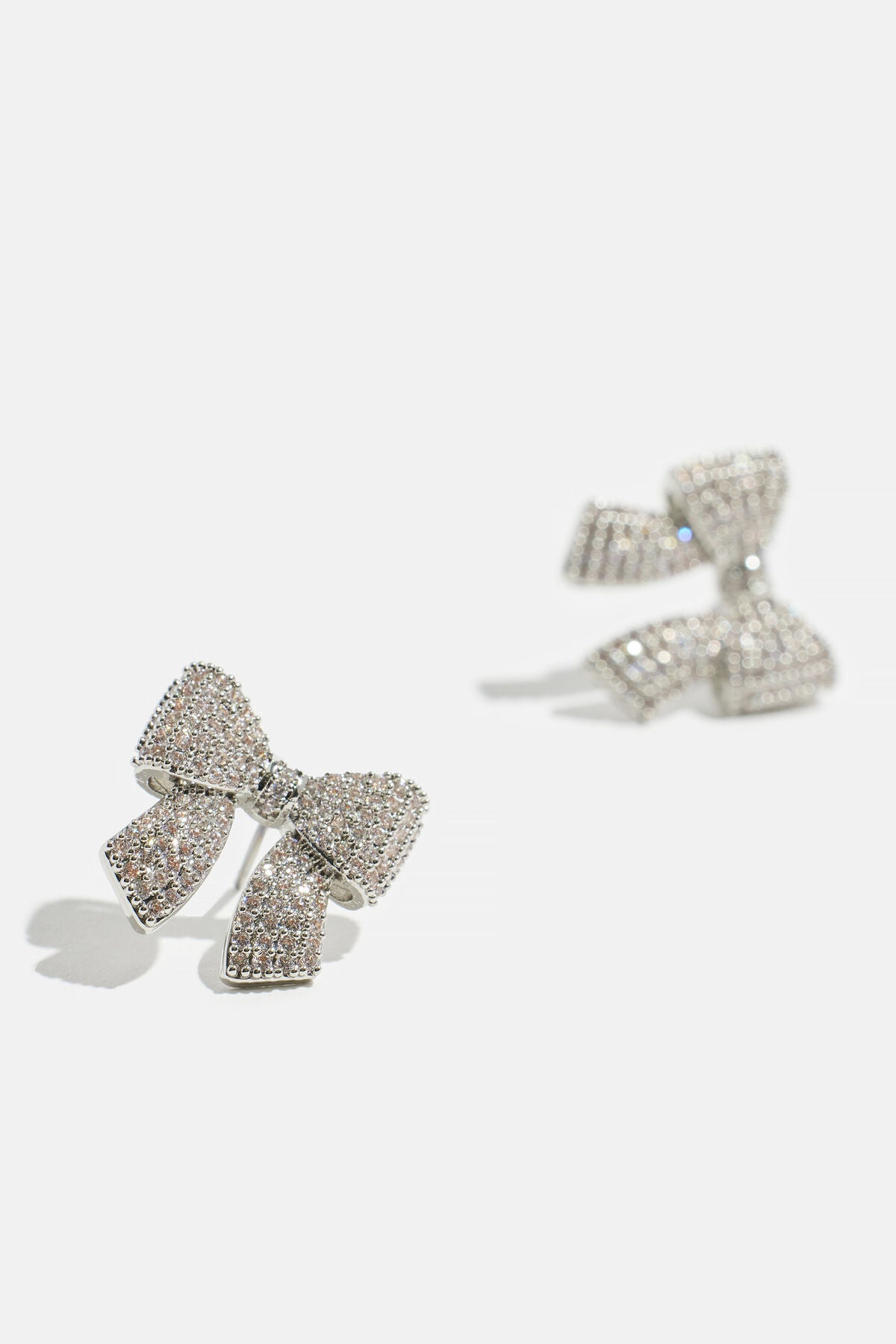 Boucles d'oreilles à nœud en pierres précieuses micropavé
