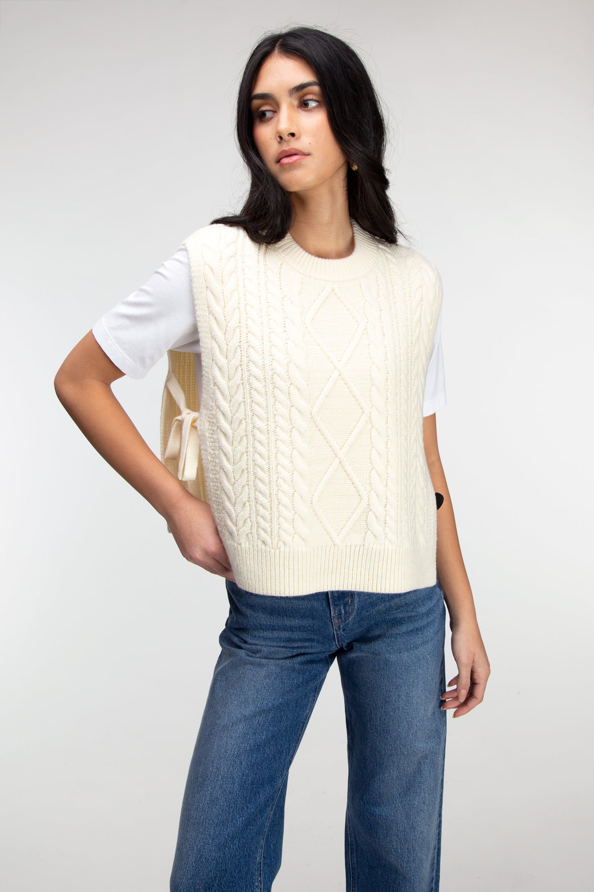 GILET SANS MANCHES EN TRICOT TORSADES AVEC LIEN