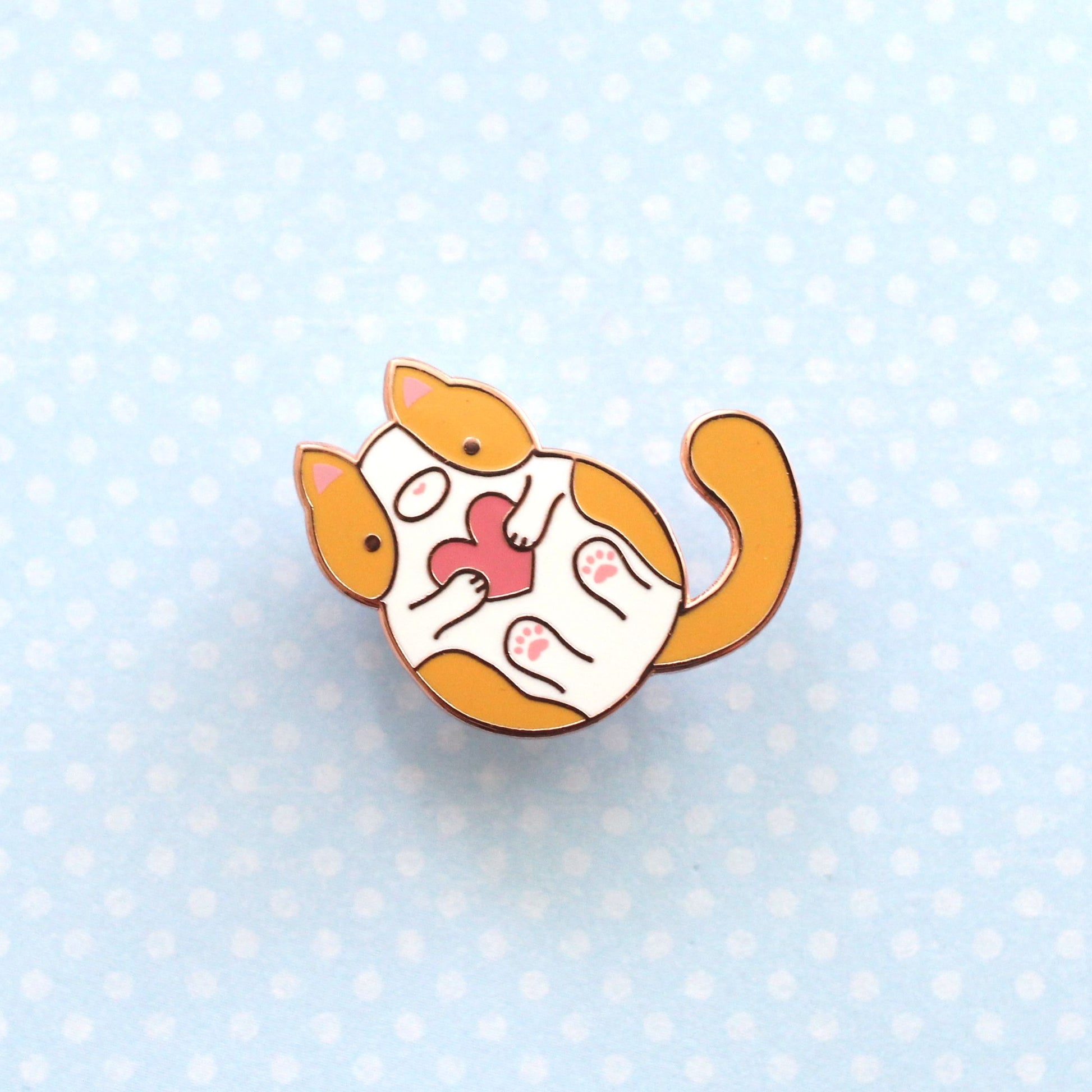Pin's chat orange et blanc. Pin's en émail chaton