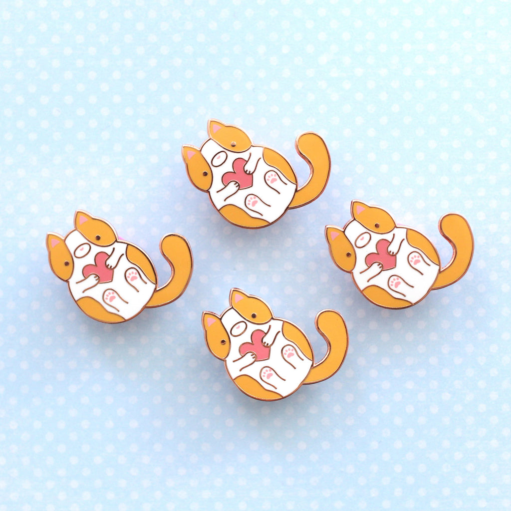Ensemble de pins en émail bicolores en forme de chat. Joli cadeau