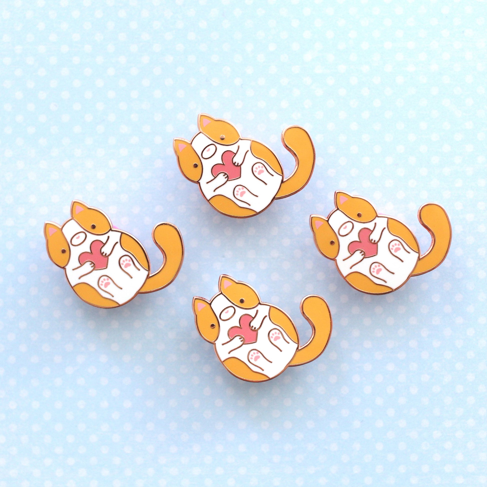 Pin's chat orange et blanc. Pin's en émail chaton