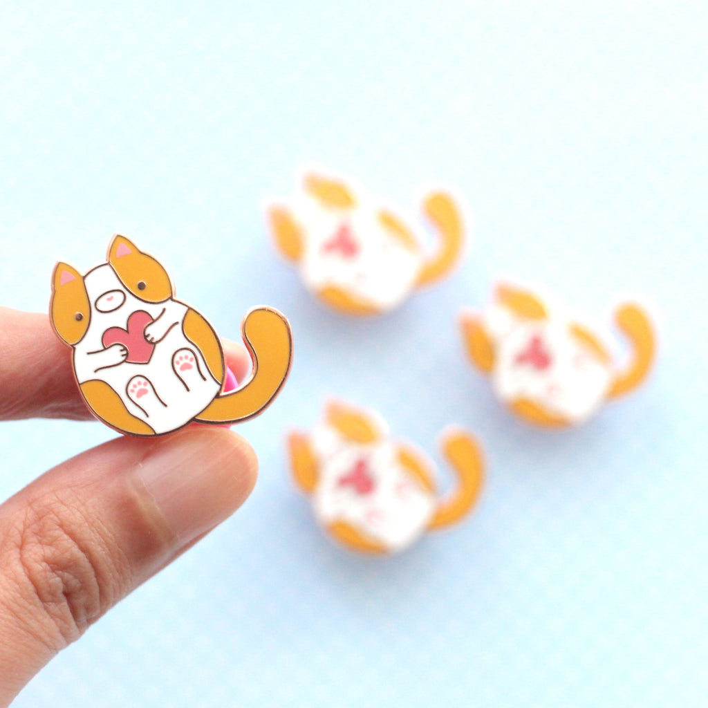 Ensemble de pins en émail bicolores en forme de chat. Joli cadeau