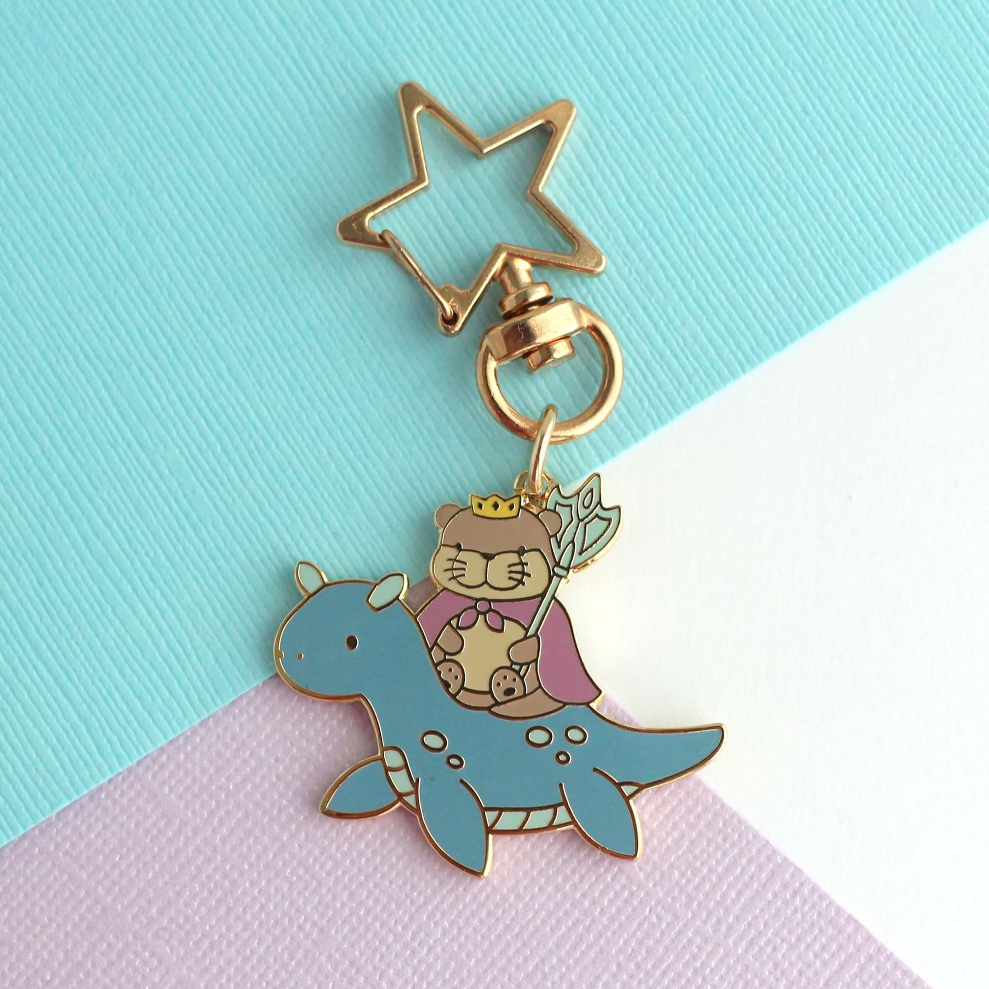 Porte-clés en émail représentant le roi loutre chevauchant un dragon des mers (variante dragon bleu foncé)