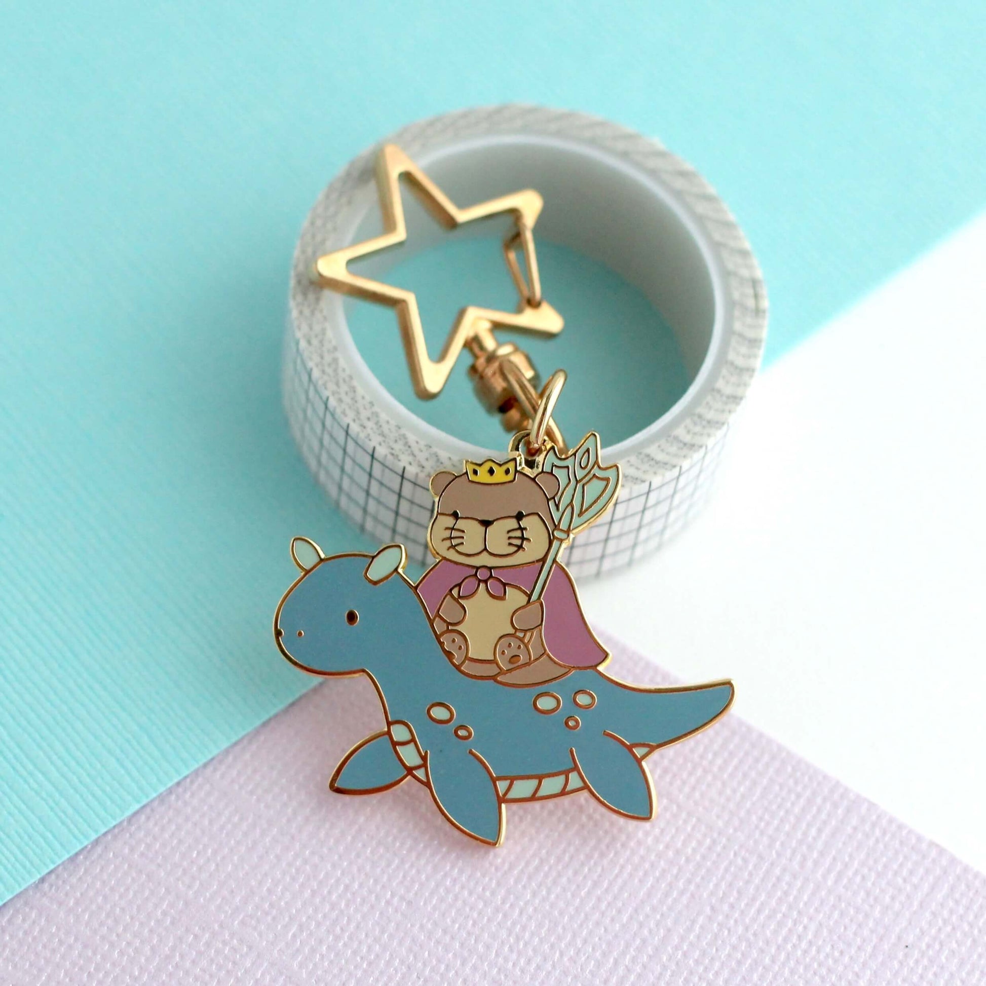 Porte-clés en émail représentant le roi loutre chevauchant un dragon des mers (variante dragon bleu foncé)