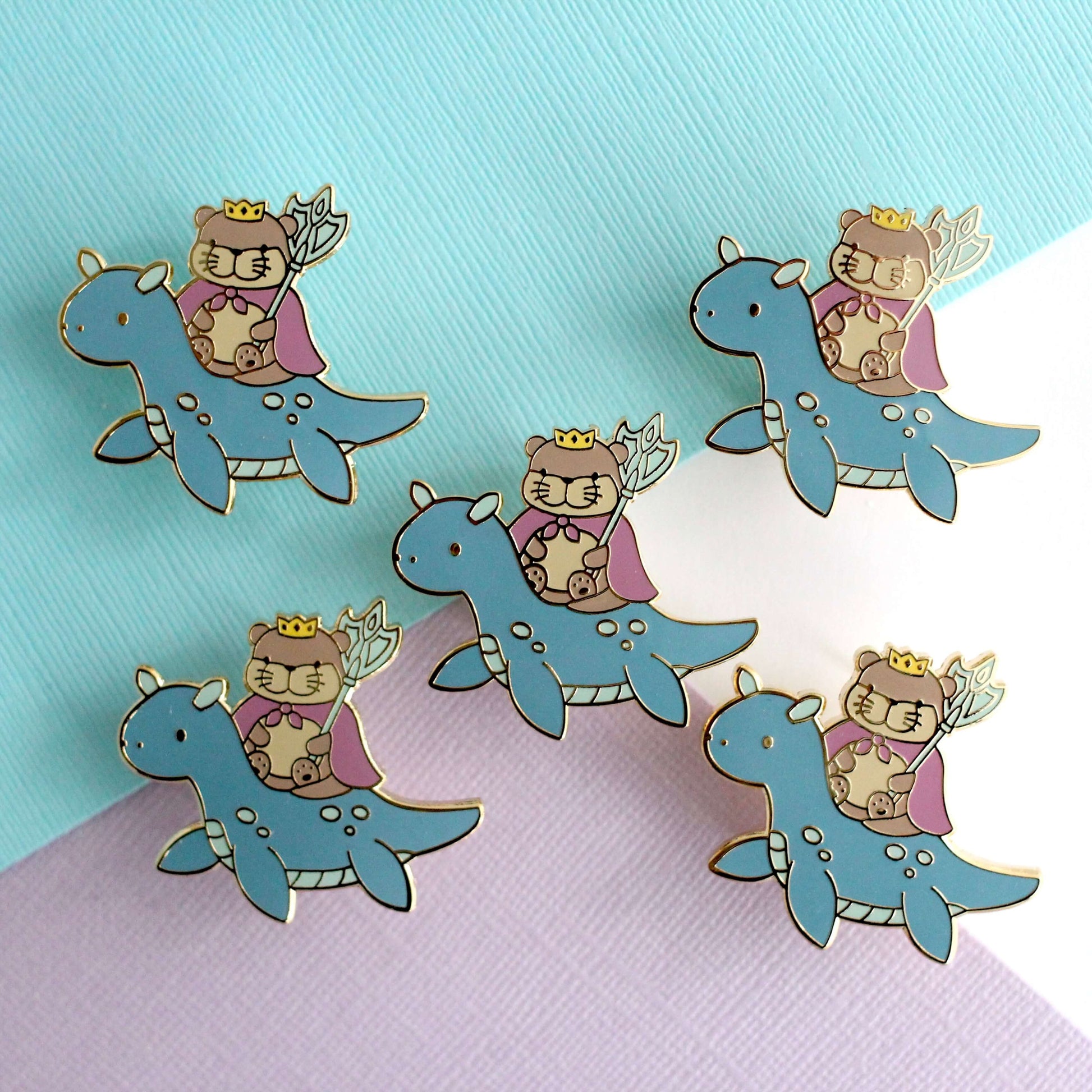 Broche en émail représentant le roi loutre chevauchant un dragon des mers (variante dragon bleu foncé)