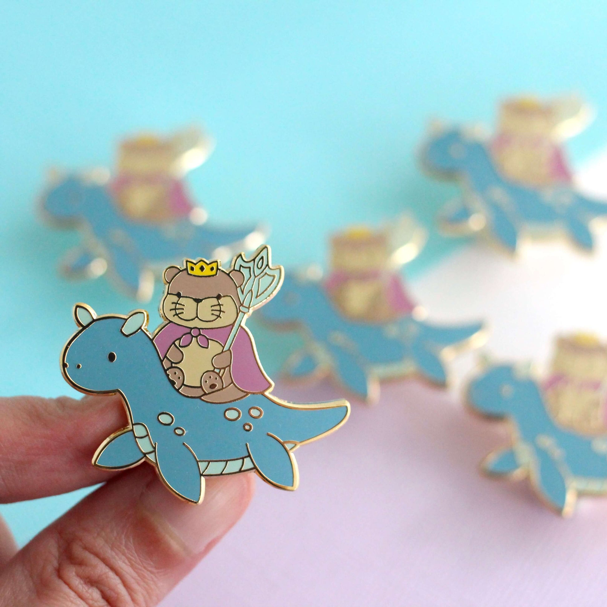 Broche en émail représentant le roi loutre chevauchant un dragon des mers (variante dragon bleu foncé)