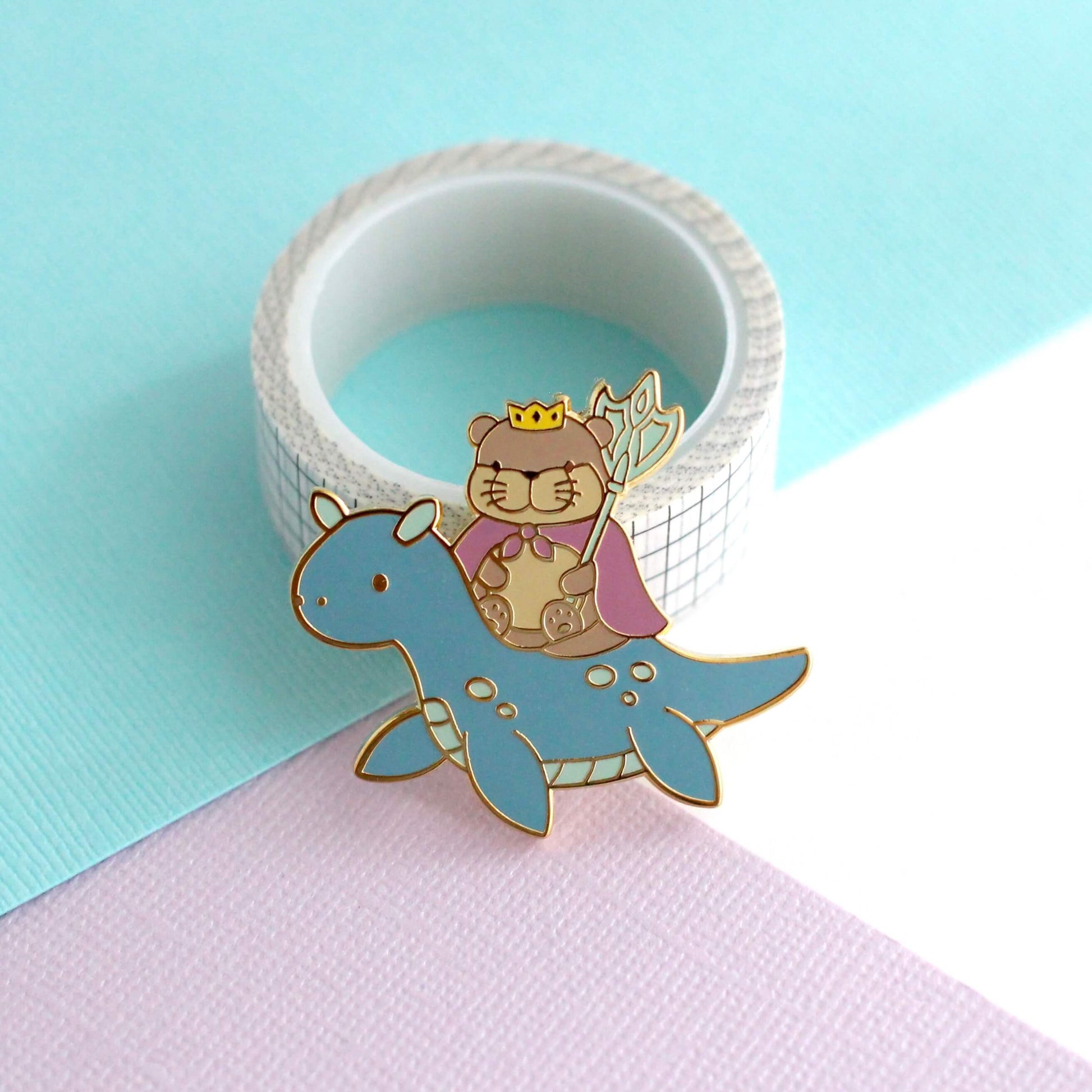 Broche en émail représentant le roi loutre chevauchant un dragon des mers (variante dragon bleu foncé)