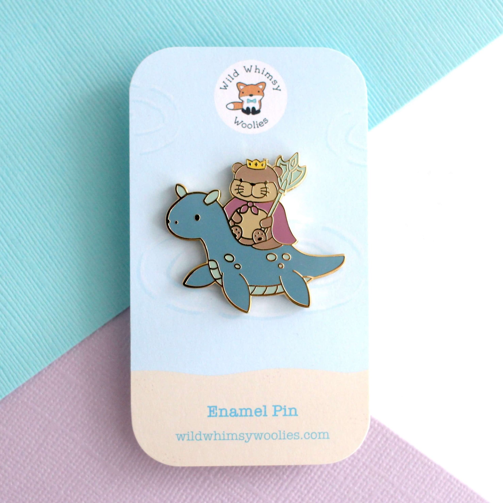 Broche en émail représentant le roi loutre chevauchant un dragon des mers (variante dragon bleu foncé)