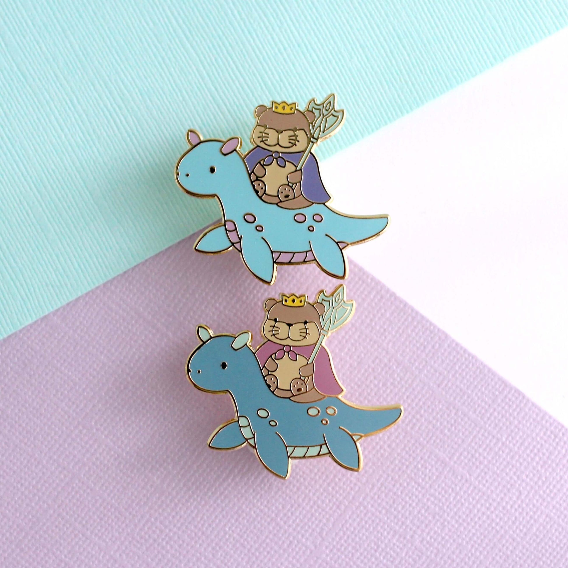 Broche en émail représentant le roi loutre chevauchant un dragon des mers (variante dragon bleu clair)