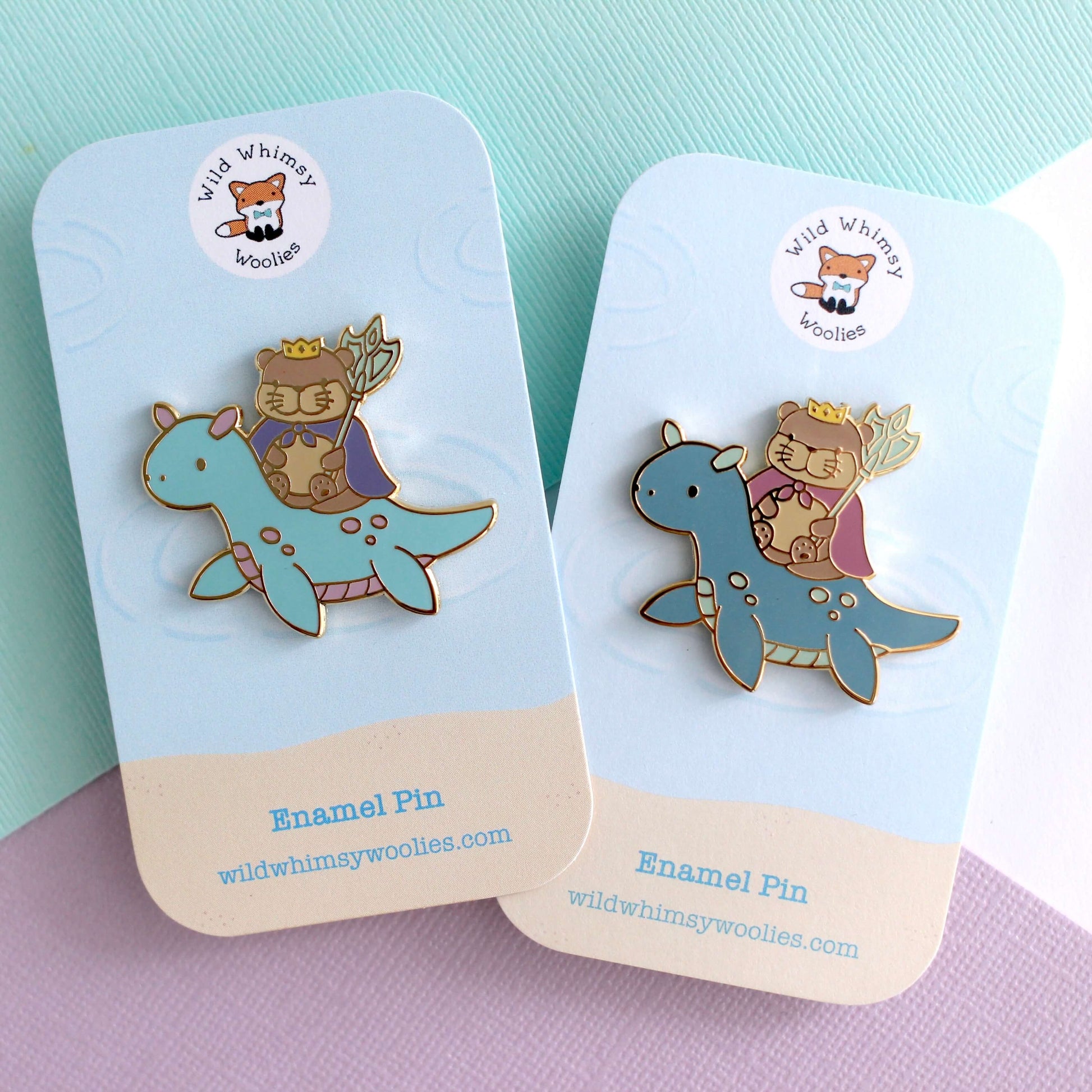 Broche en émail représentant le roi loutre chevauchant un dragon des mers (variante dragon bleu clair)