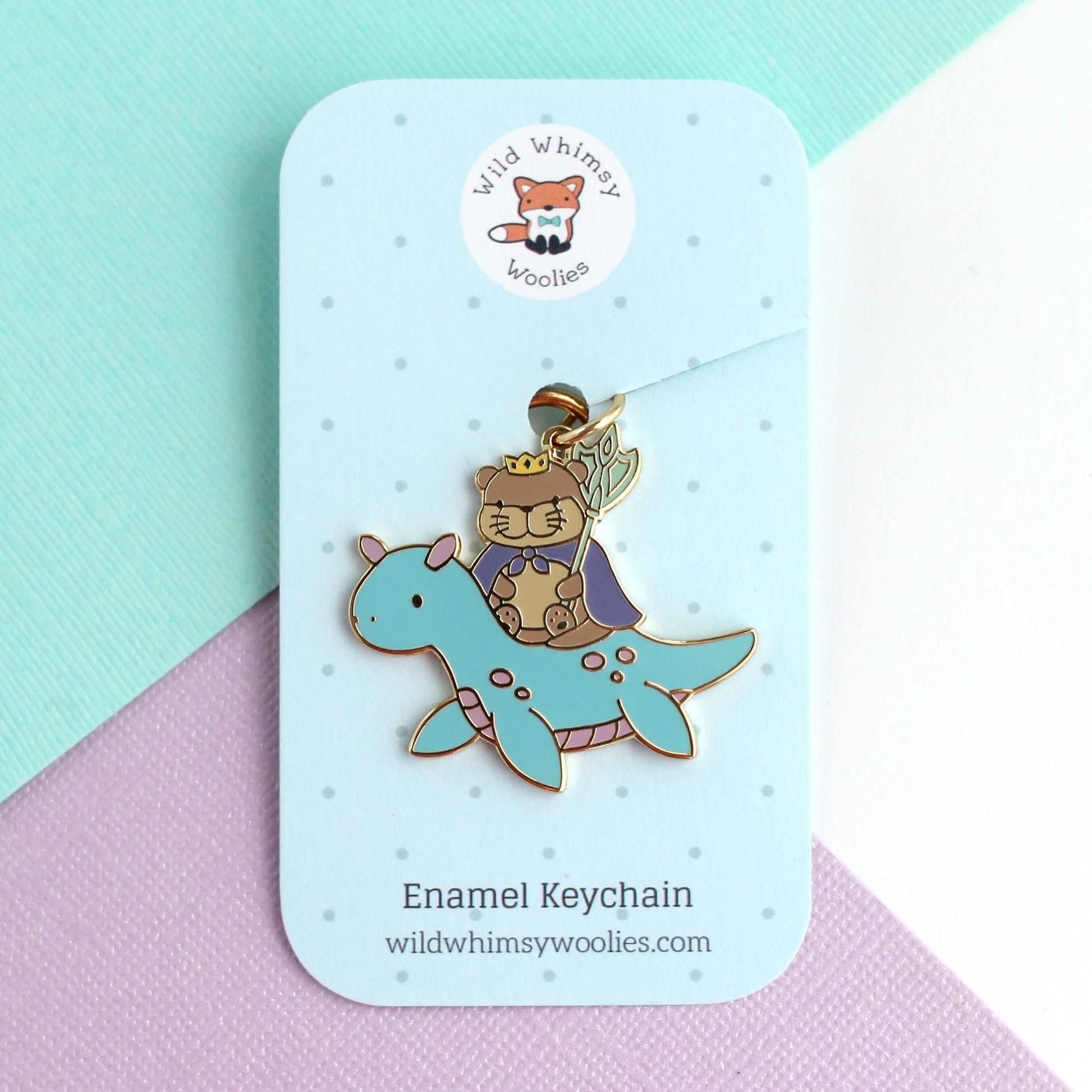 Porte-clés en émail représentant le roi loutre chevauchant un dragon des mers (variante dragon bleu clair)