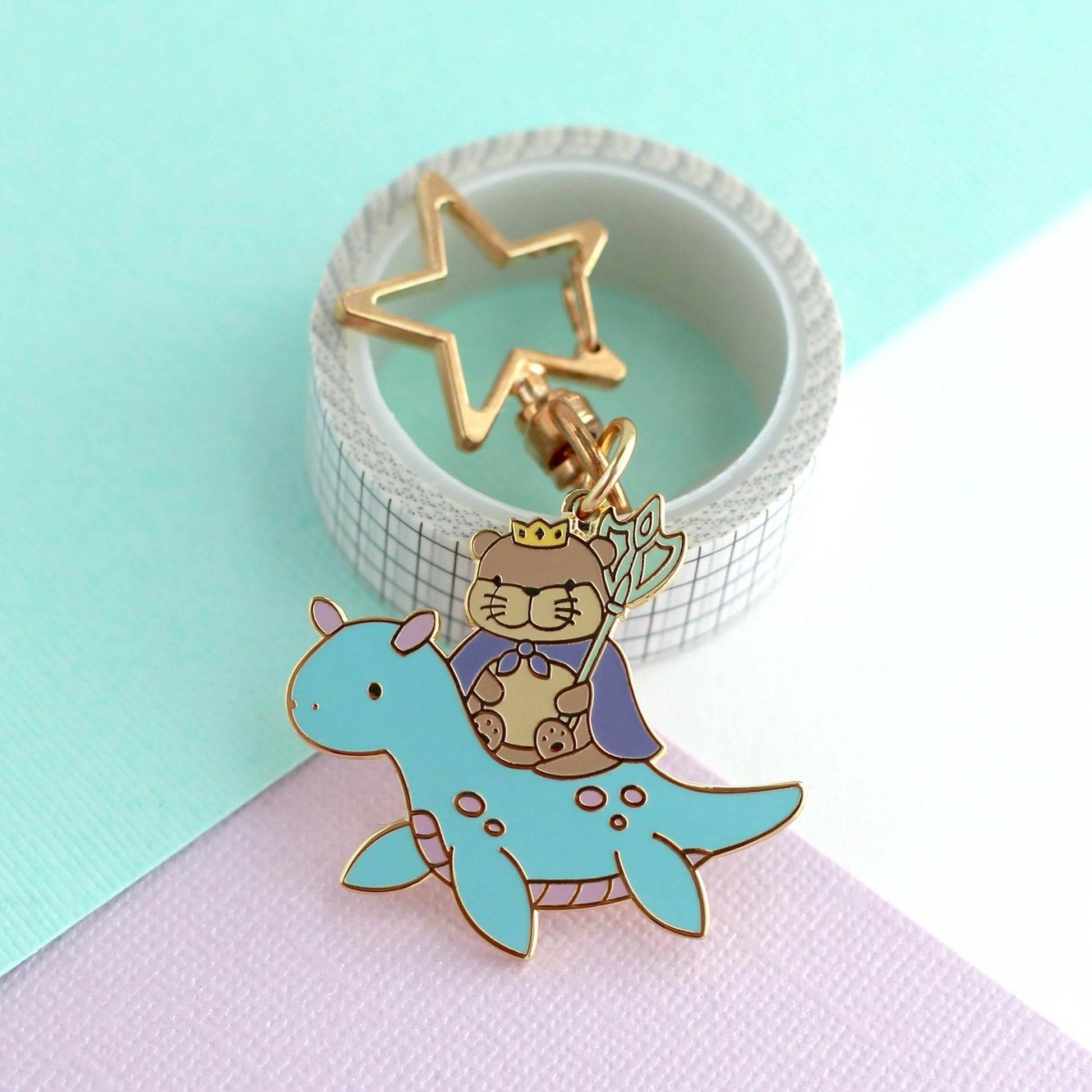 Porte-clés en émail représentant le roi loutre chevauchant un dragon des mers (variante dragon bleu clair)