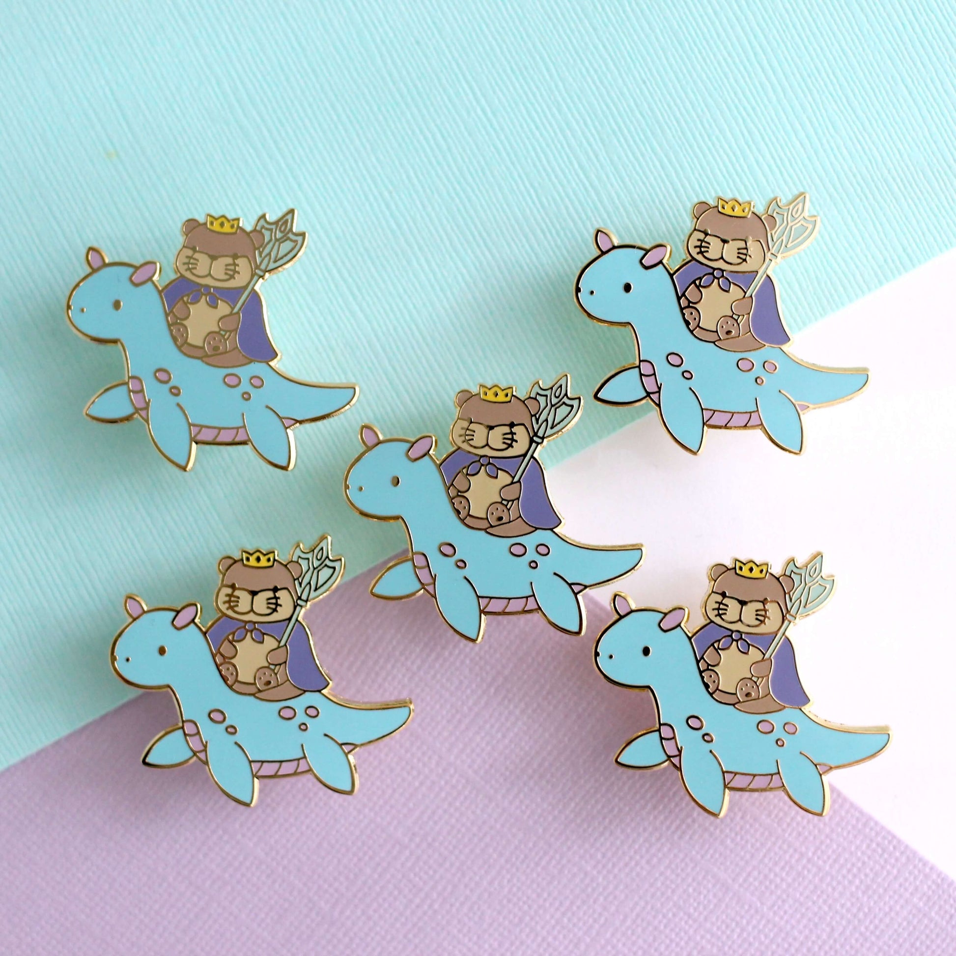 Broche en émail représentant le roi loutre chevauchant un dragon des mers (variante dragon bleu clair)