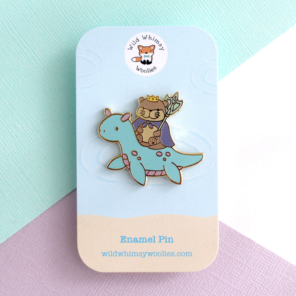 Broche en émail représentant le roi loutre chevauchant un dragon des mers (variante dragon bleu clair)