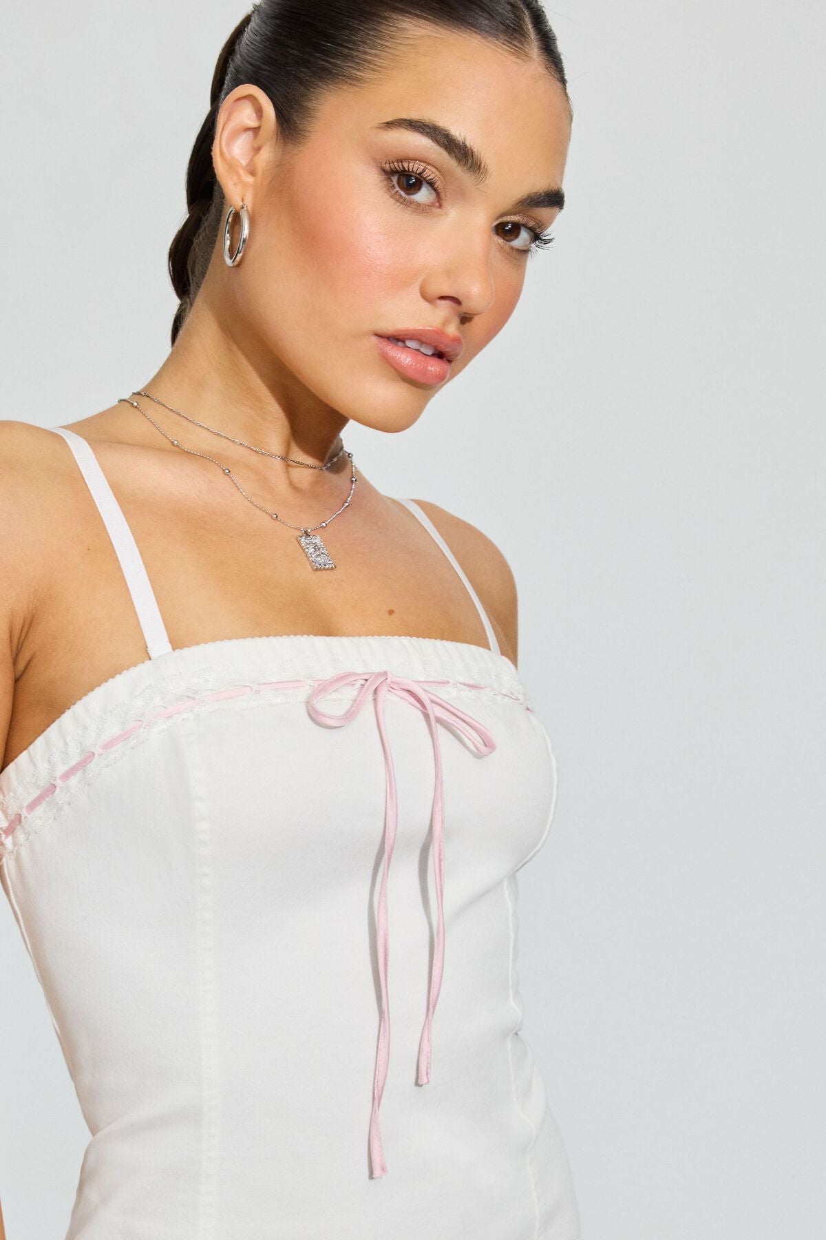 Mini-robe bustier à bordure en dentelle