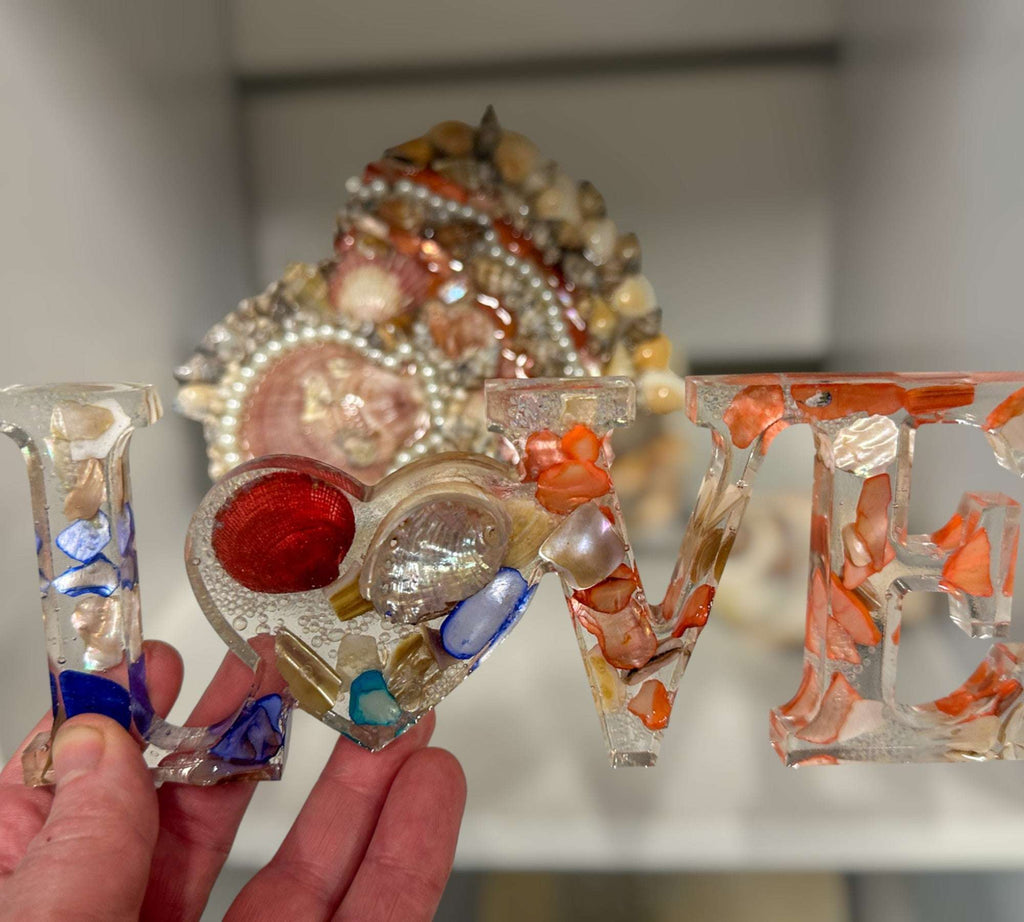 Décoration inspirée de l'océan avec le mot LOVE - Fait main avec des coquillages d'ormeau