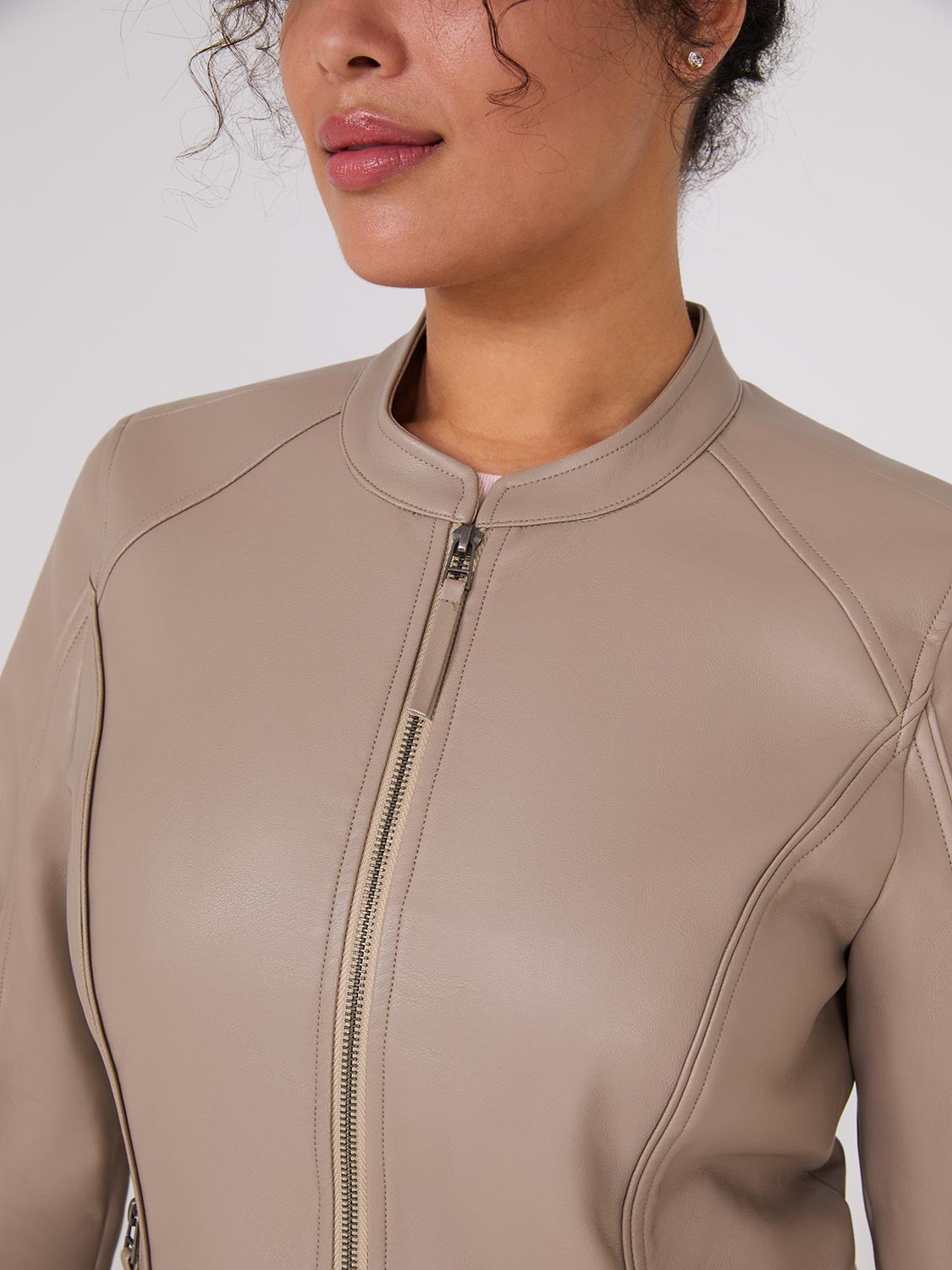 Veste en similicuir zippée sur le devant