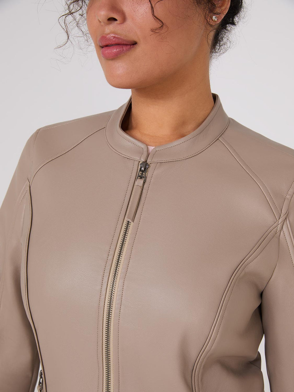 Veste en similicuir zippée sur le devant