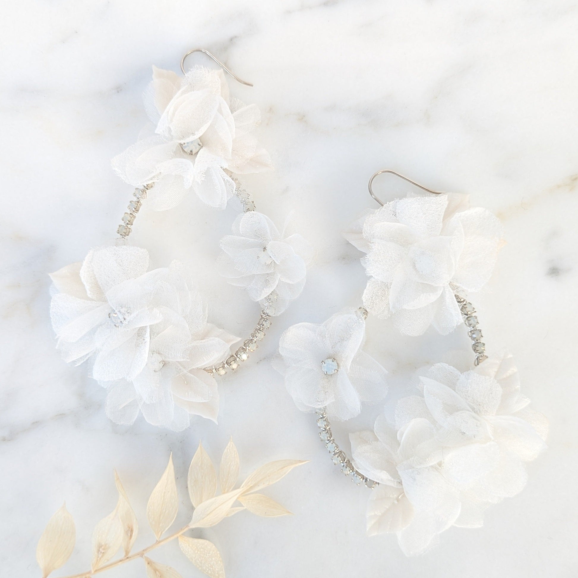 Boucles d'oreilles de mariée en forme de larme et de fleurs en soie ARIELLE
