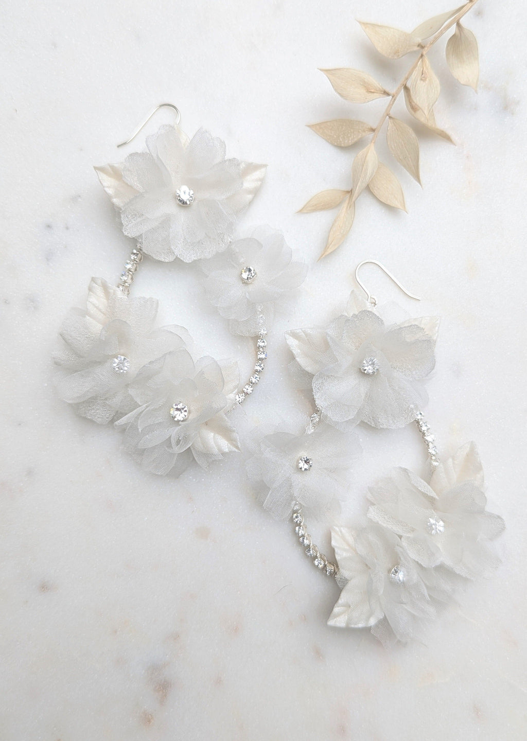 Boucles d'oreilles de mariée en forme de larme et de fleurs en soie ARIELLE