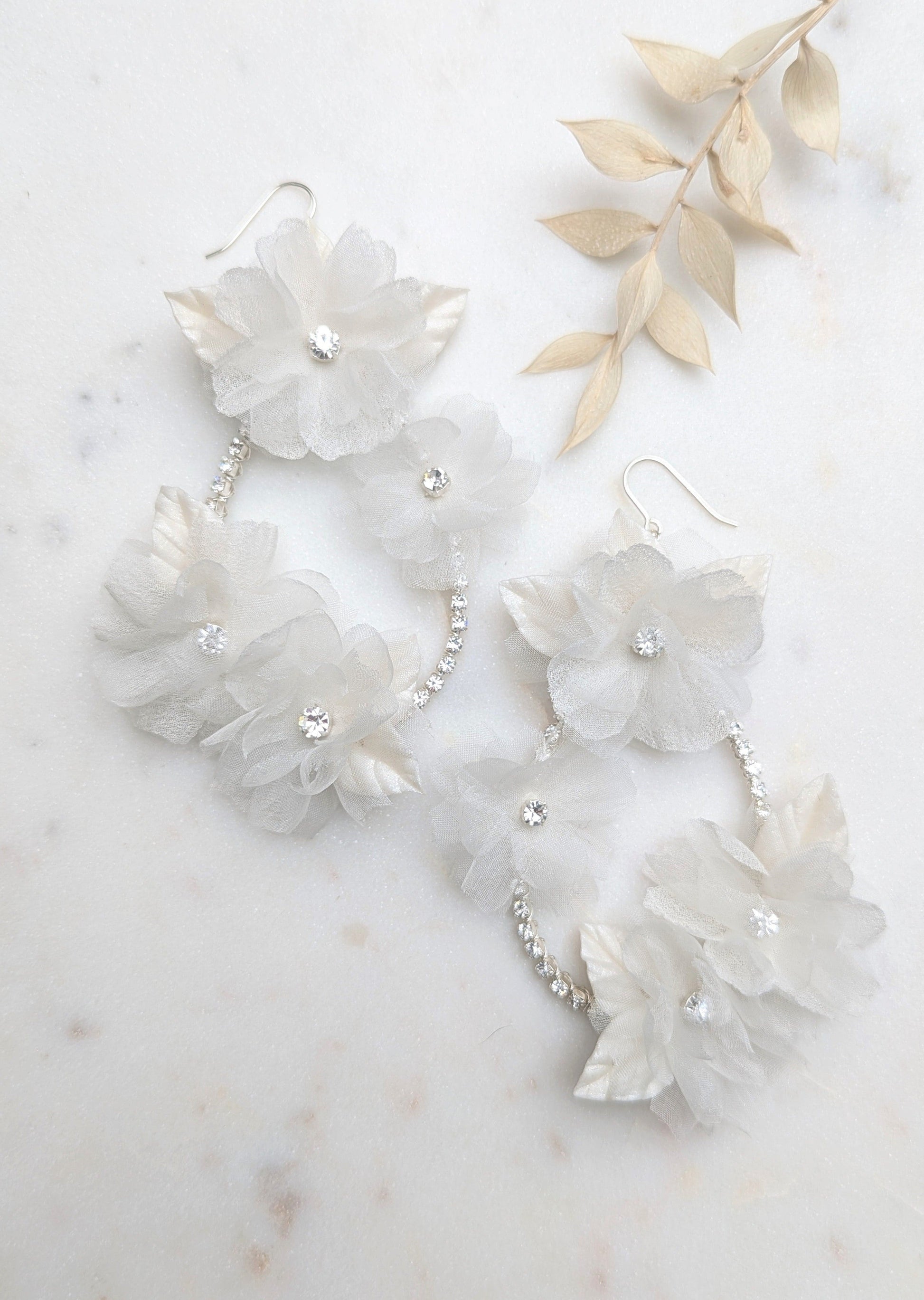 Boucles d'oreilles de mariée en forme de larme et de fleurs en soie ARIELLE