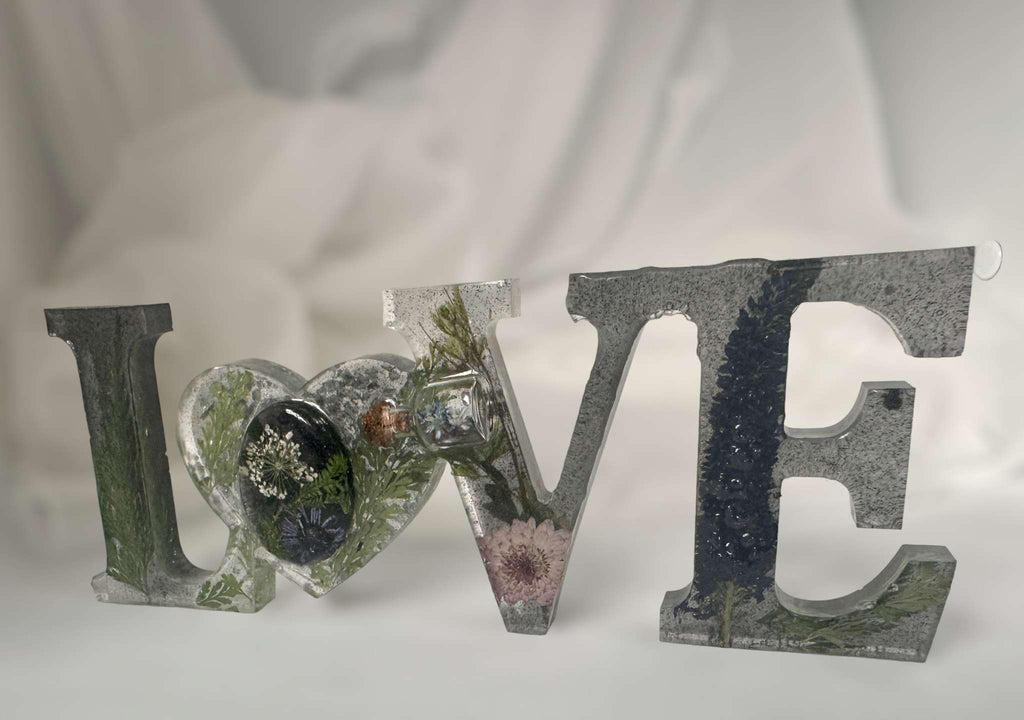 Mot d'art LOVE fait à la main en résine époxy rempli de fleurs séchées