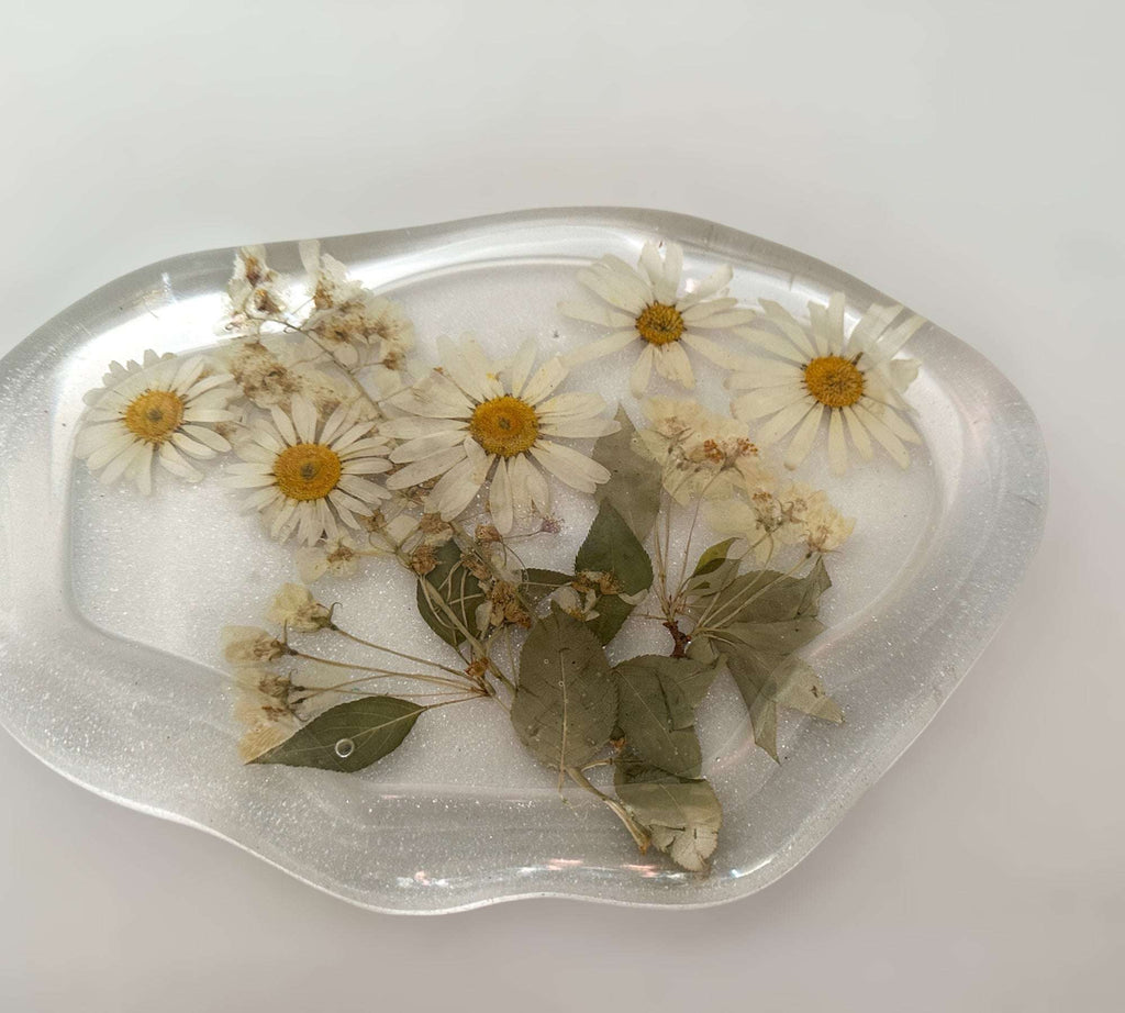 Plateau en résine époxy Daisy Dreams : une élégance inspirée de la nature pour vos trésors