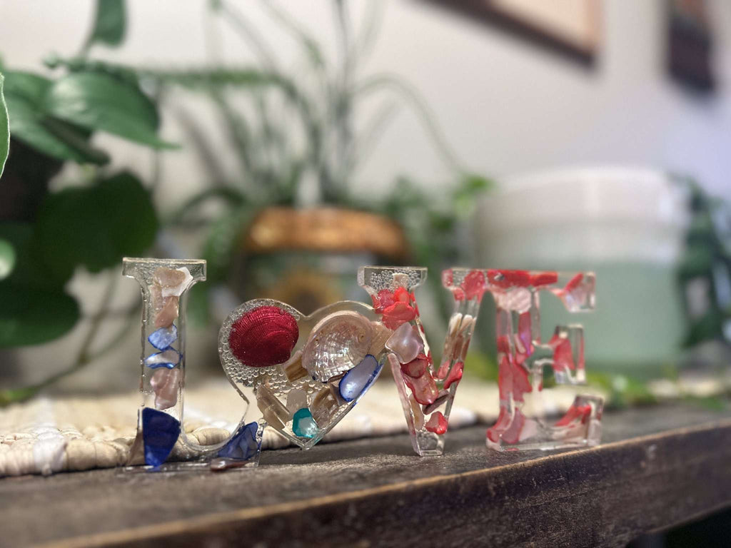 Décoration inspirée de l'océan avec le mot LOVE - Fait main avec des coquillages d'ormeau