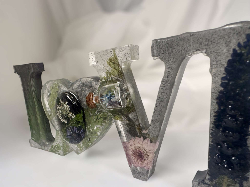 Mot d'art LOVE fait à la main en résine époxy rempli de fleurs séchées