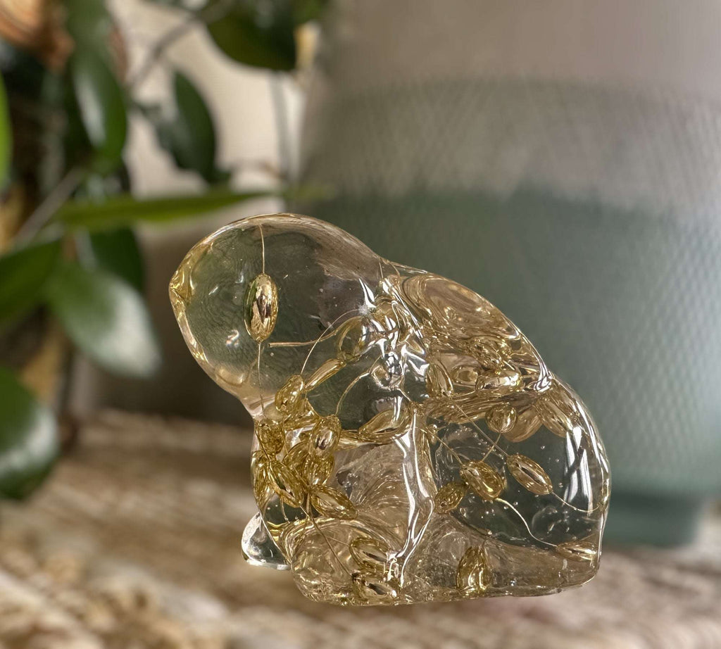 Élégance dorée : lapin en résine, décoration d'intérieur fantaisiste