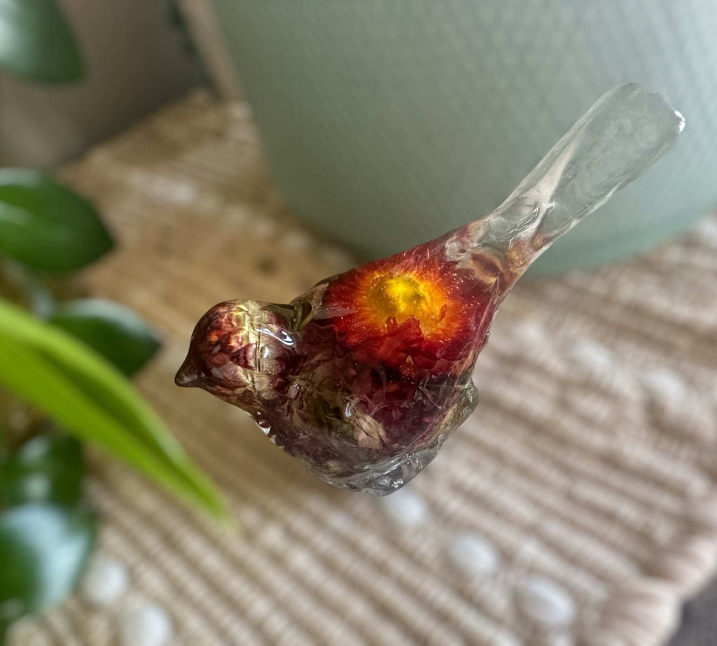 Fleurs en vol : oiseau en résine avec de vraies fleurs de paille séchées – Décoration fantaisiste