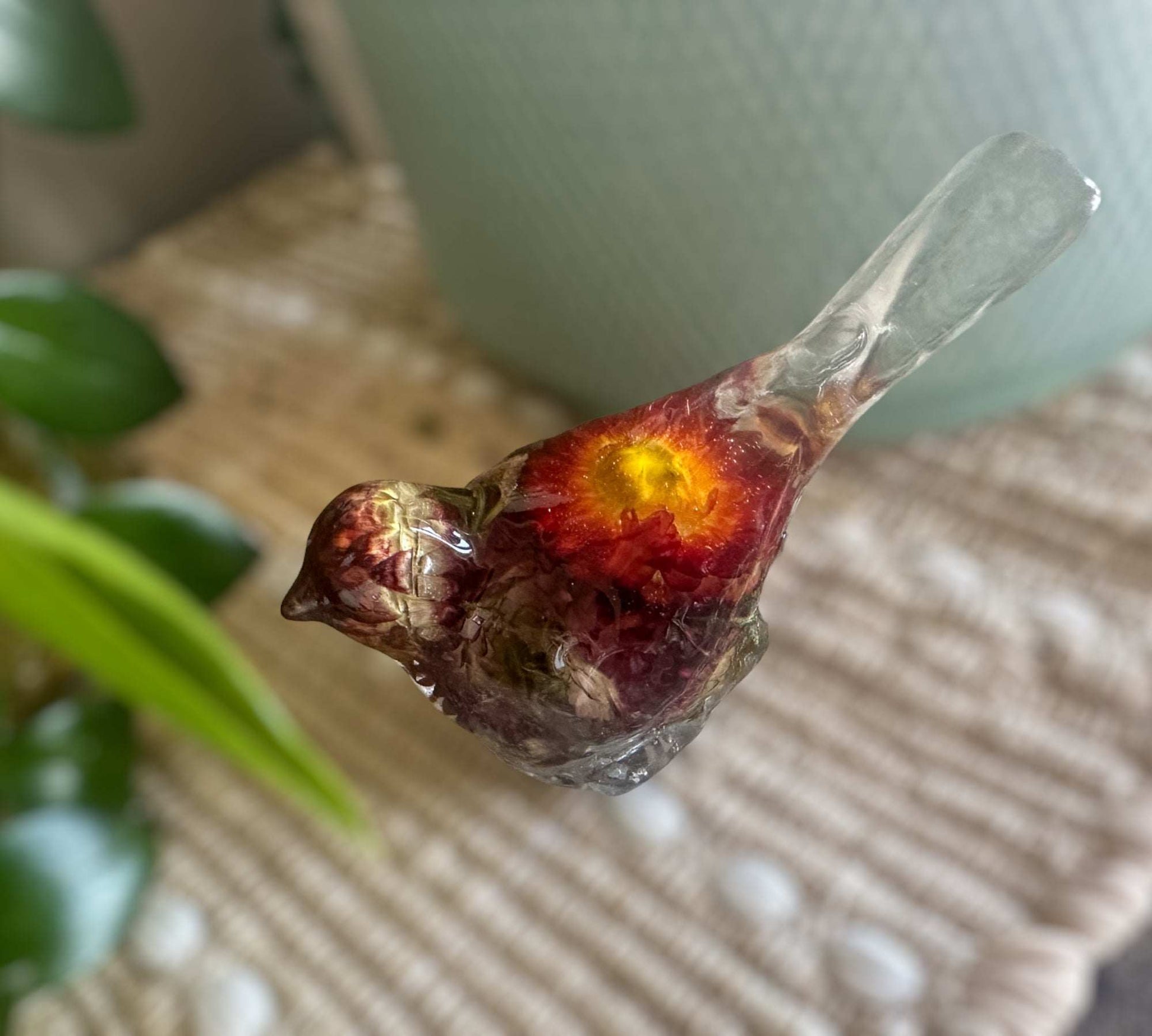 Fleurs en vol : oiseau en résine avec de vraies fleurs de paille séchées – Décoration fantaisiste