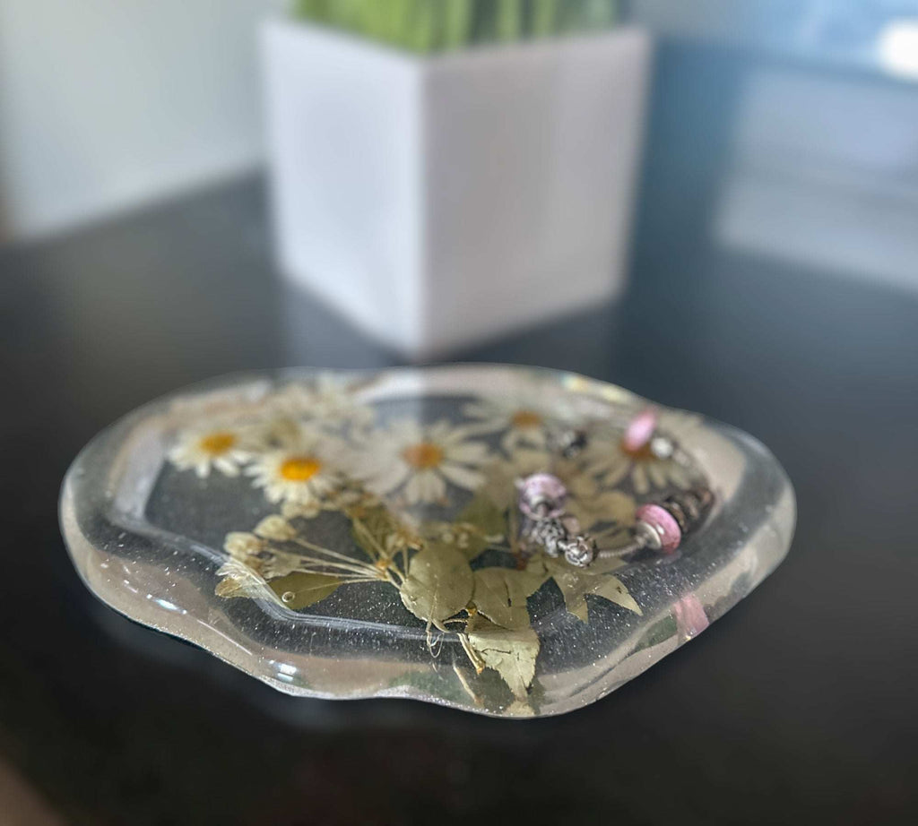 Plateau en résine époxy Daisy Dreams : une élégance inspirée de la nature pour vos trésors