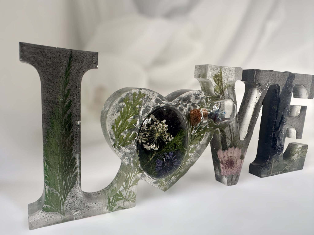 Mot d'art LOVE fait à la main en résine époxy rempli de fleurs séchées