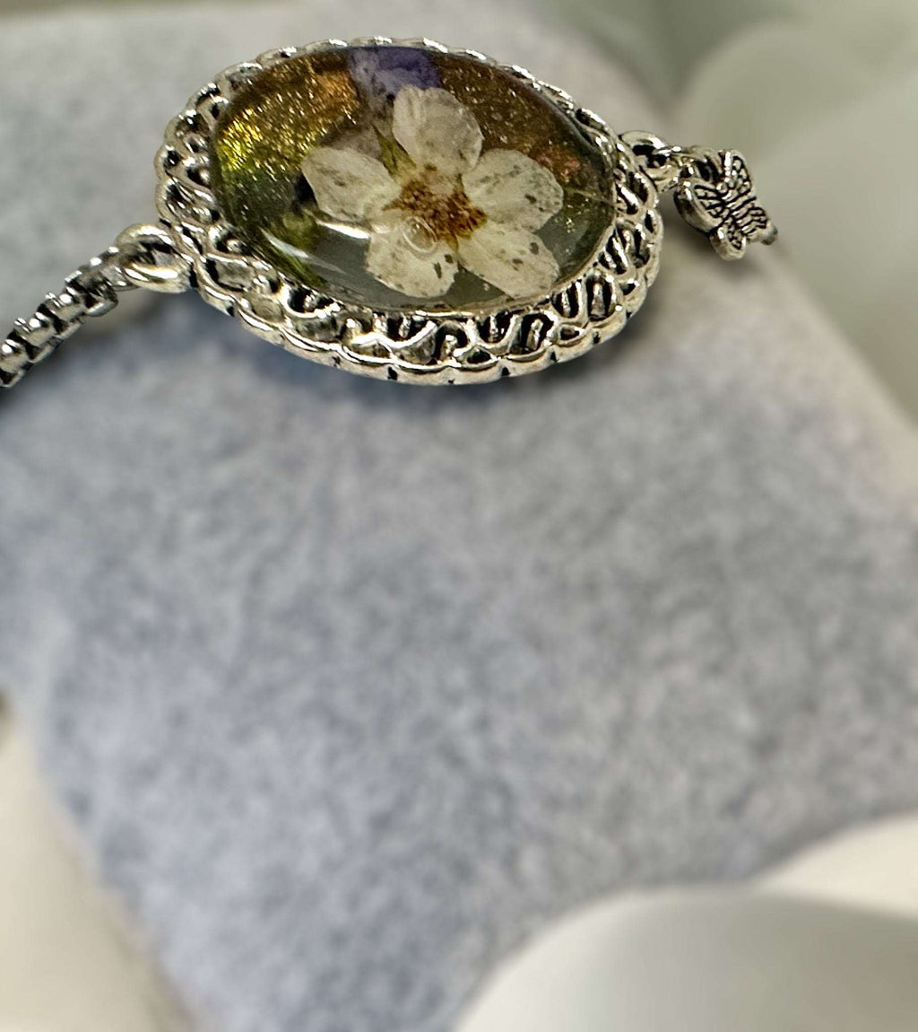 Silver Elegance: Handcrafted Resin Bracelet with Dried Flower Accents
