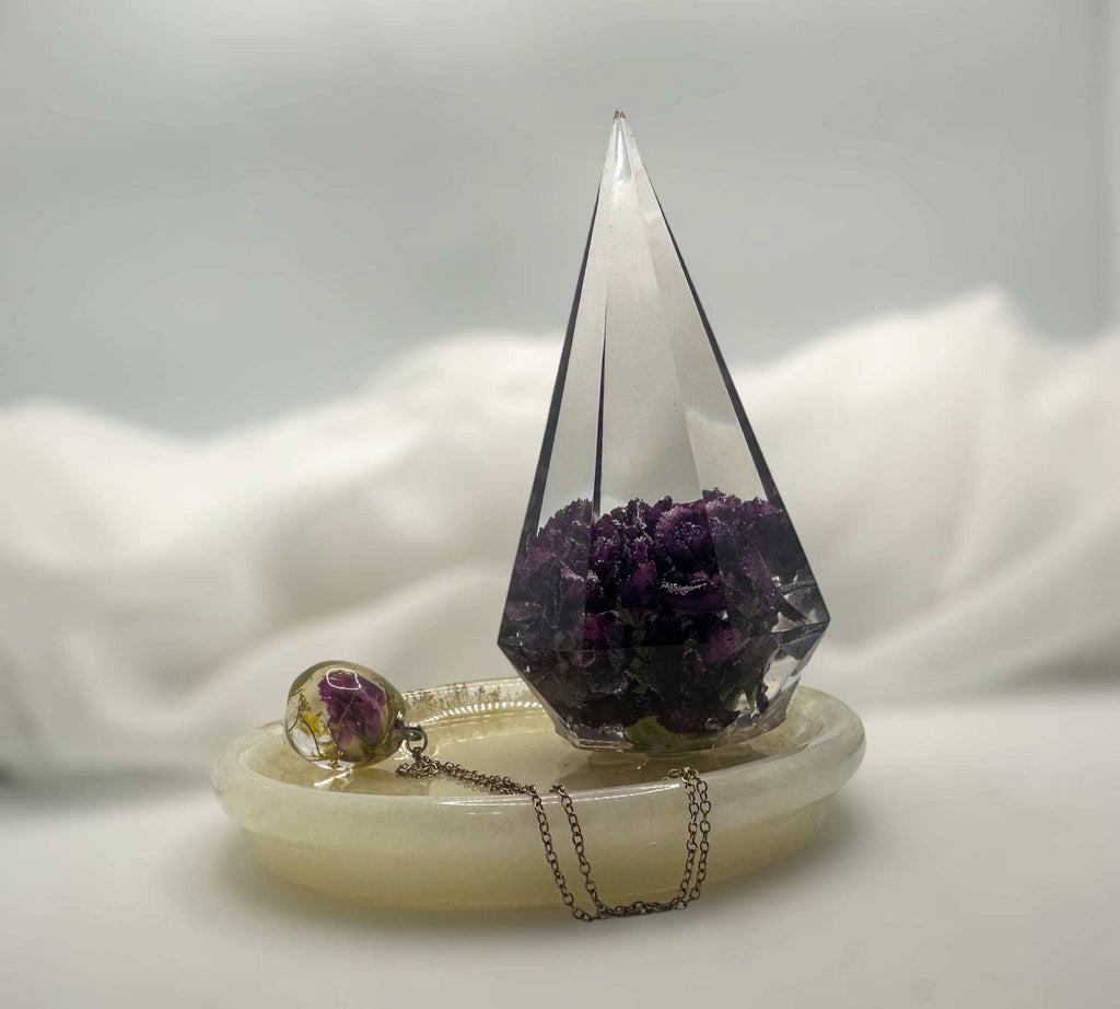 Petal Harmony: Floral Essence Ring Holder with Complimentary Resin Tray