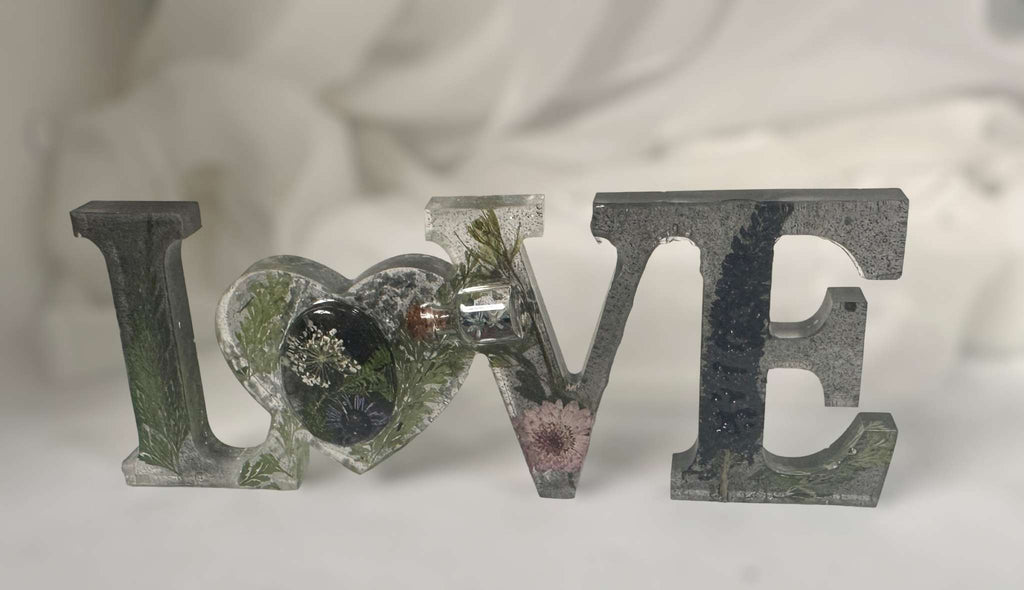 Mot d'art LOVE fait à la main en résine époxy rempli de fleurs séchées