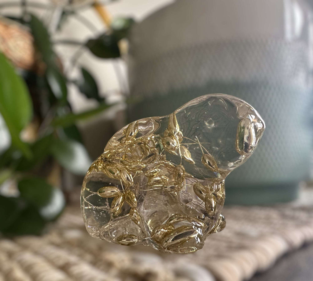 Élégance dorée : lapin en résine, décoration d'intérieur fantaisiste