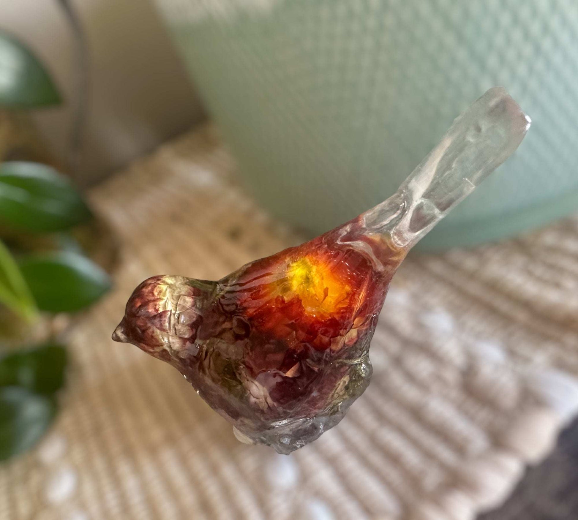 Fleurs en vol : oiseau en résine avec de vraies fleurs de paille séchées – Décoration fantaisiste