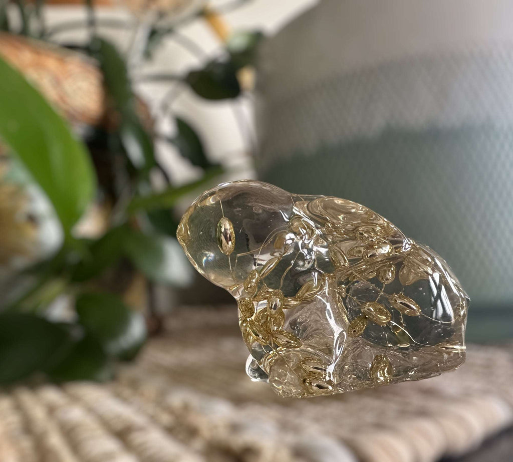 Élégance dorée : lapin en résine, décoration d'intérieur fantaisiste
