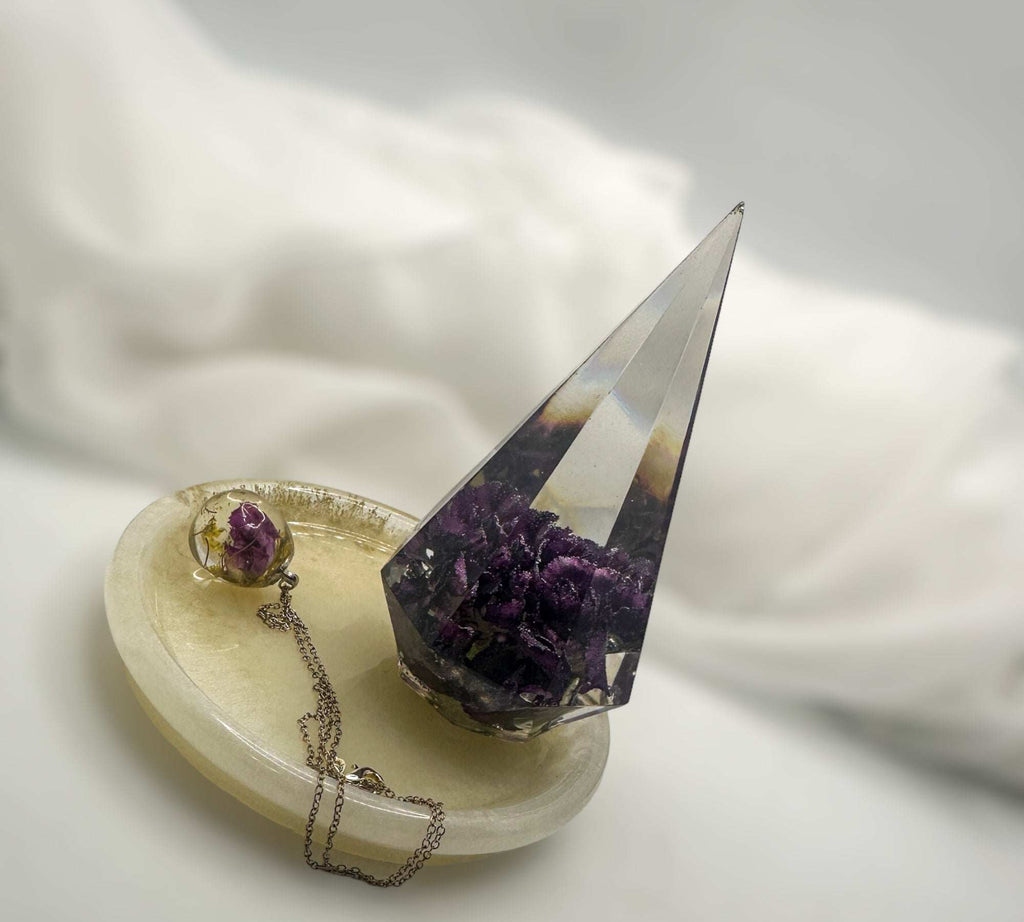 Petal Harmony: Floral Essence Ring Holder with Complimentary Resin Tray