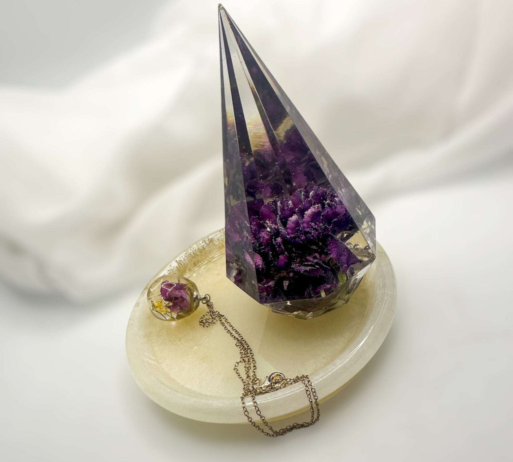 Petal Harmony: Floral Essence Ring Holder with Complimentary Resin Tray